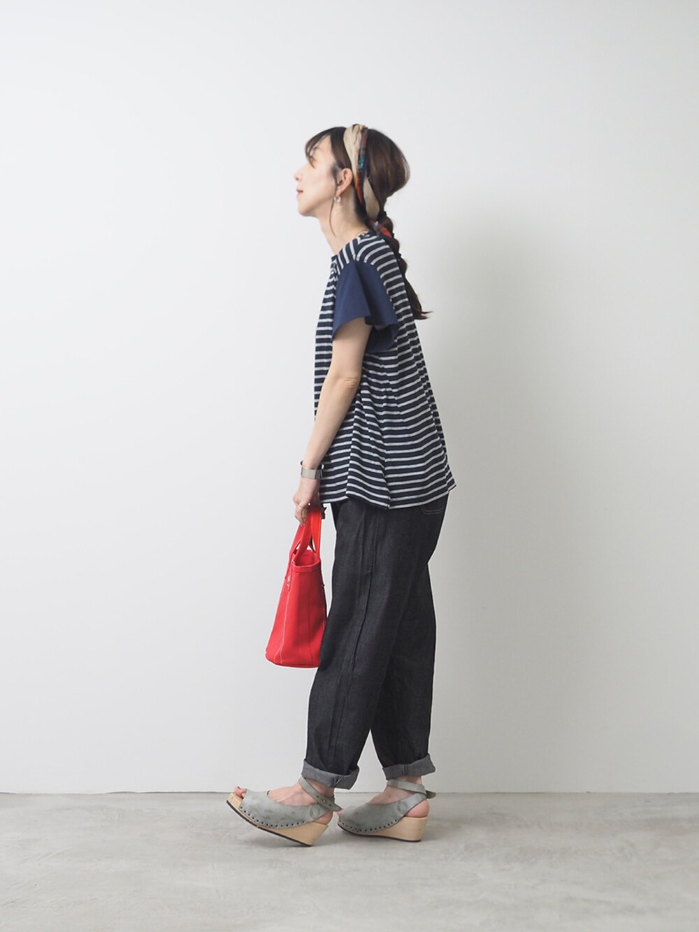 ブルー系のTシャツ/カットソー、ブルー系のデニムパンツを着用したレディースの夏コーディネートの2枚目の写真