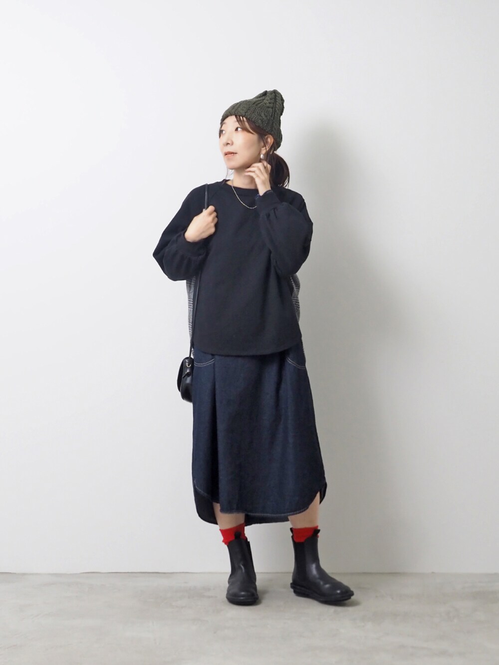 ブラック系のTシャツ/カットソー、ブラック系のブーツを着用したレディースの秋コーディネートの2枚目の写真