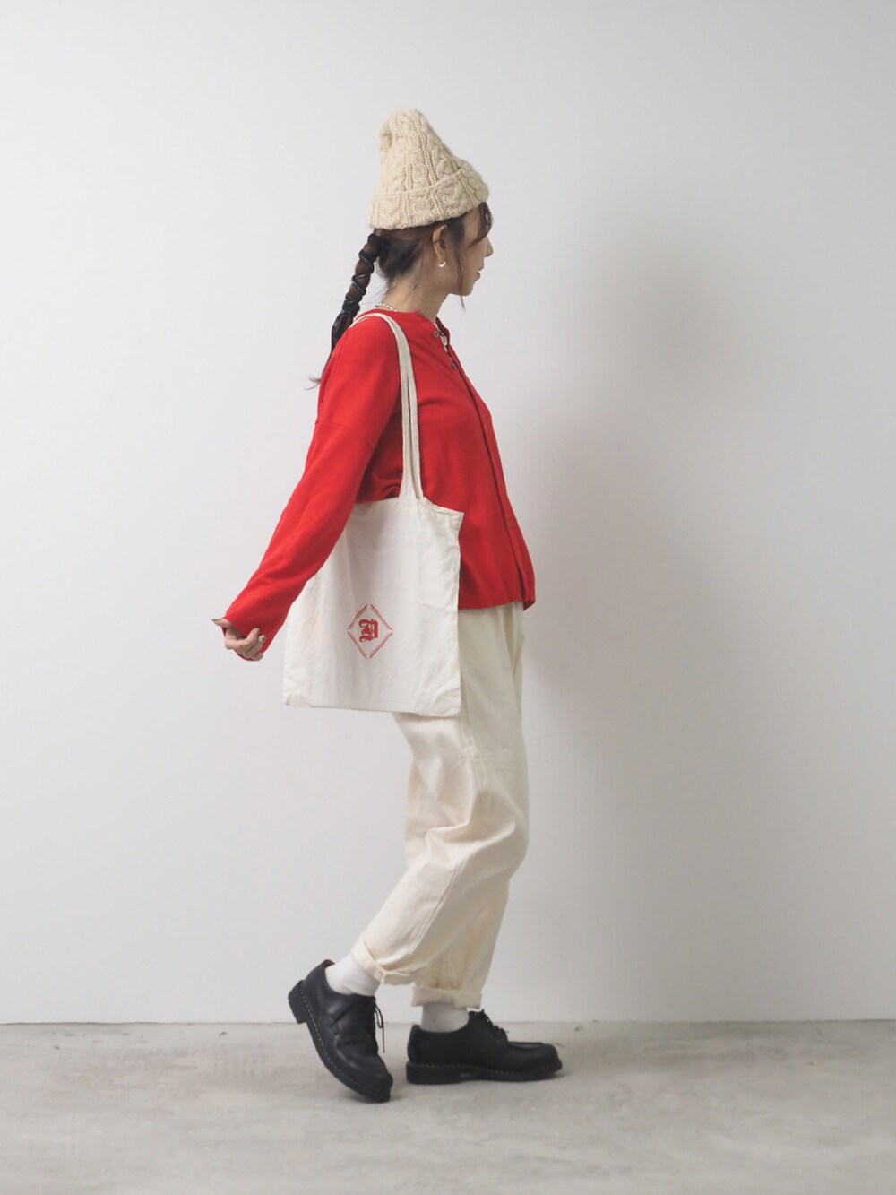 ホワイト系のスウェットパンツ、レッド系のカーディガン/ボレロを着用したレディースの秋コーディネートの2枚目の写真