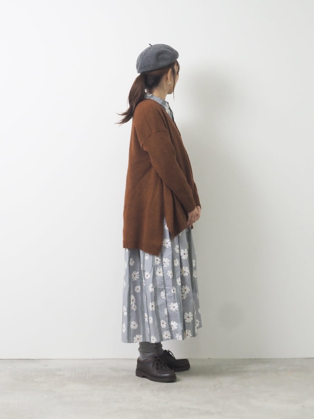 グリーン系のカーディガン/ボレロを着用したレディースの秋コーディネートの2枚目の写真