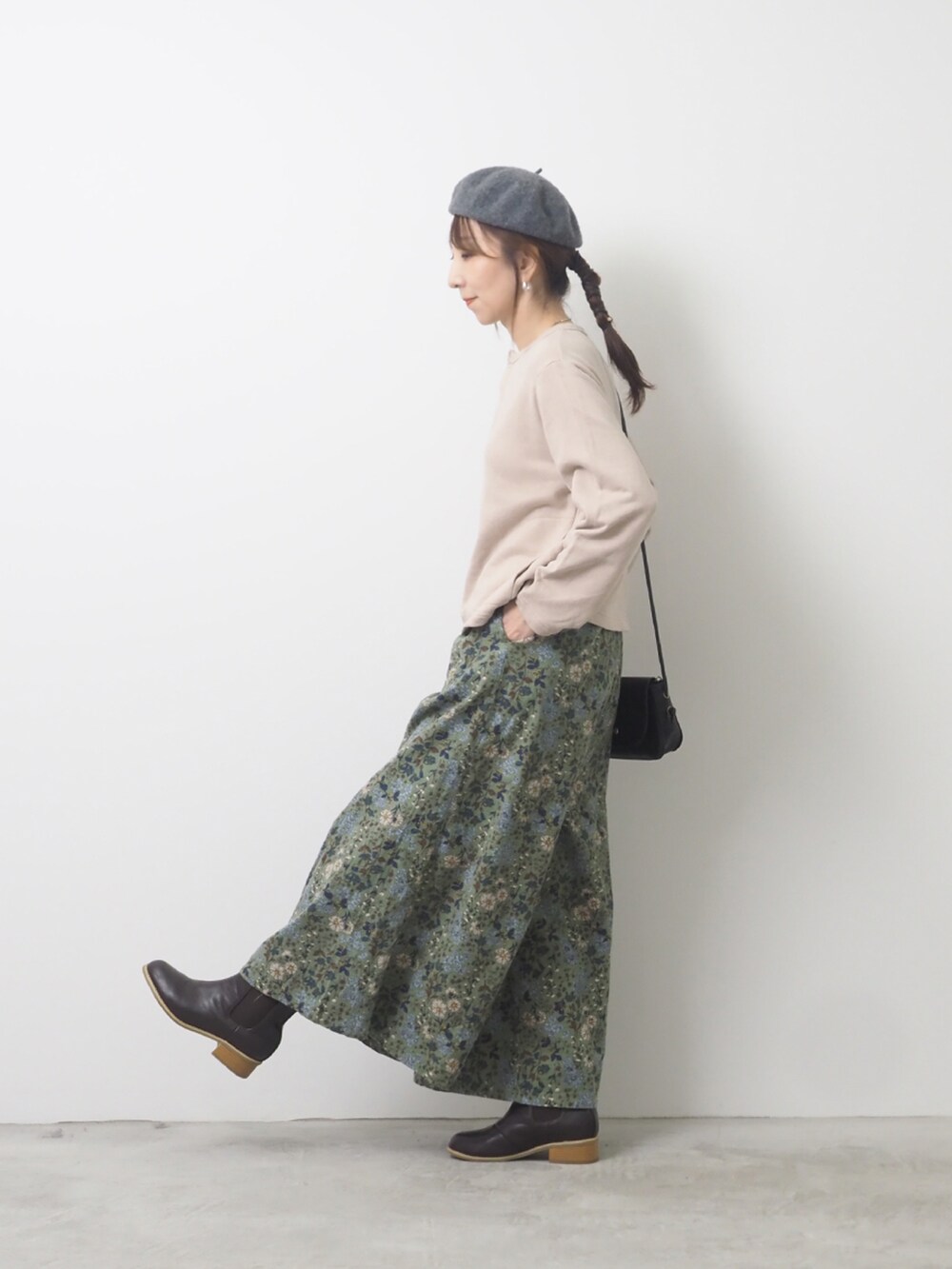 ベージュ系のカーディガン/ボレロ、ブルー系のパンツを着用したレディースの秋コーディネートの2枚目の写真