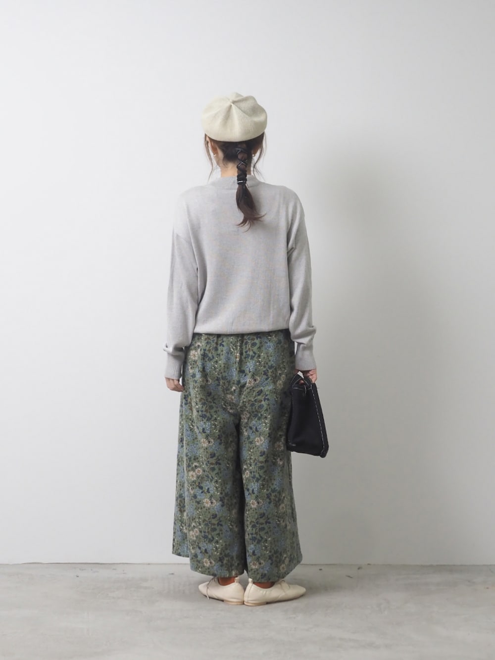 グレー系のTシャツ/カットソー、ブラック系のショルダーバッグ、ブルー系のパンツを着用したレディースの秋コーディネートの2枚目の写真