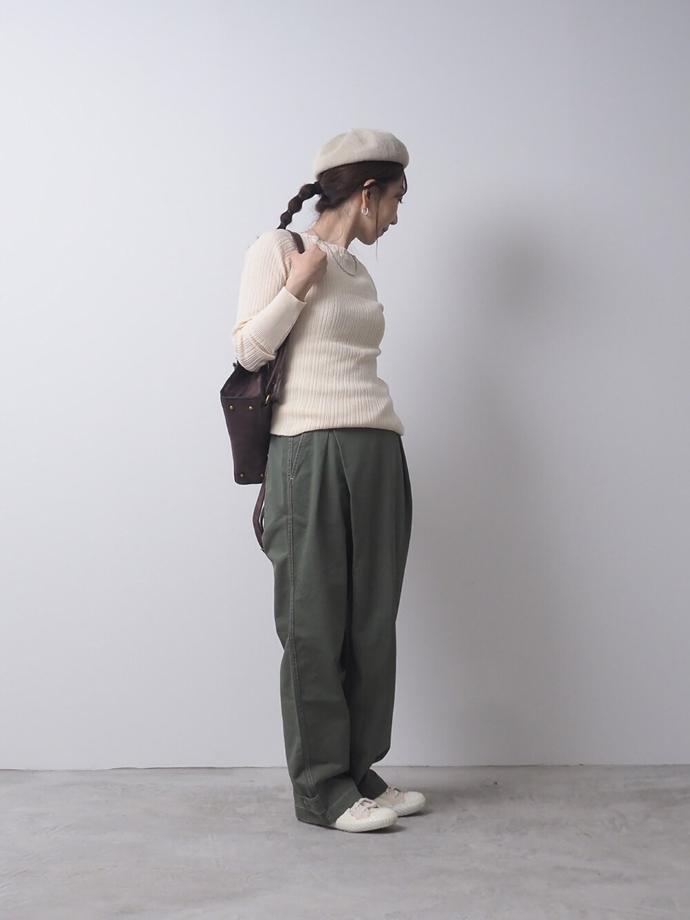 グリーン系のニット/セーター、グリーン系のパンツを着用したレディースの夏コーディネートの2枚目の写真