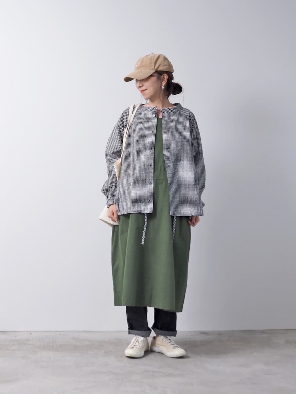 グレー系のノーカラージャケット、ブルー系のデニムパンツを着用したレディースの夏コーディネートの2枚目の写真