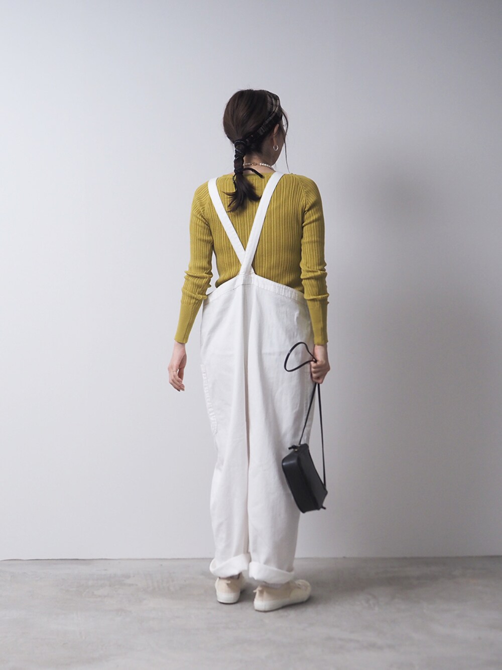 グリーン系のニット/セーター、ホワイト系のサロペット/オーバーオールを着用したレディースの夏コーディネートの2枚目の写真