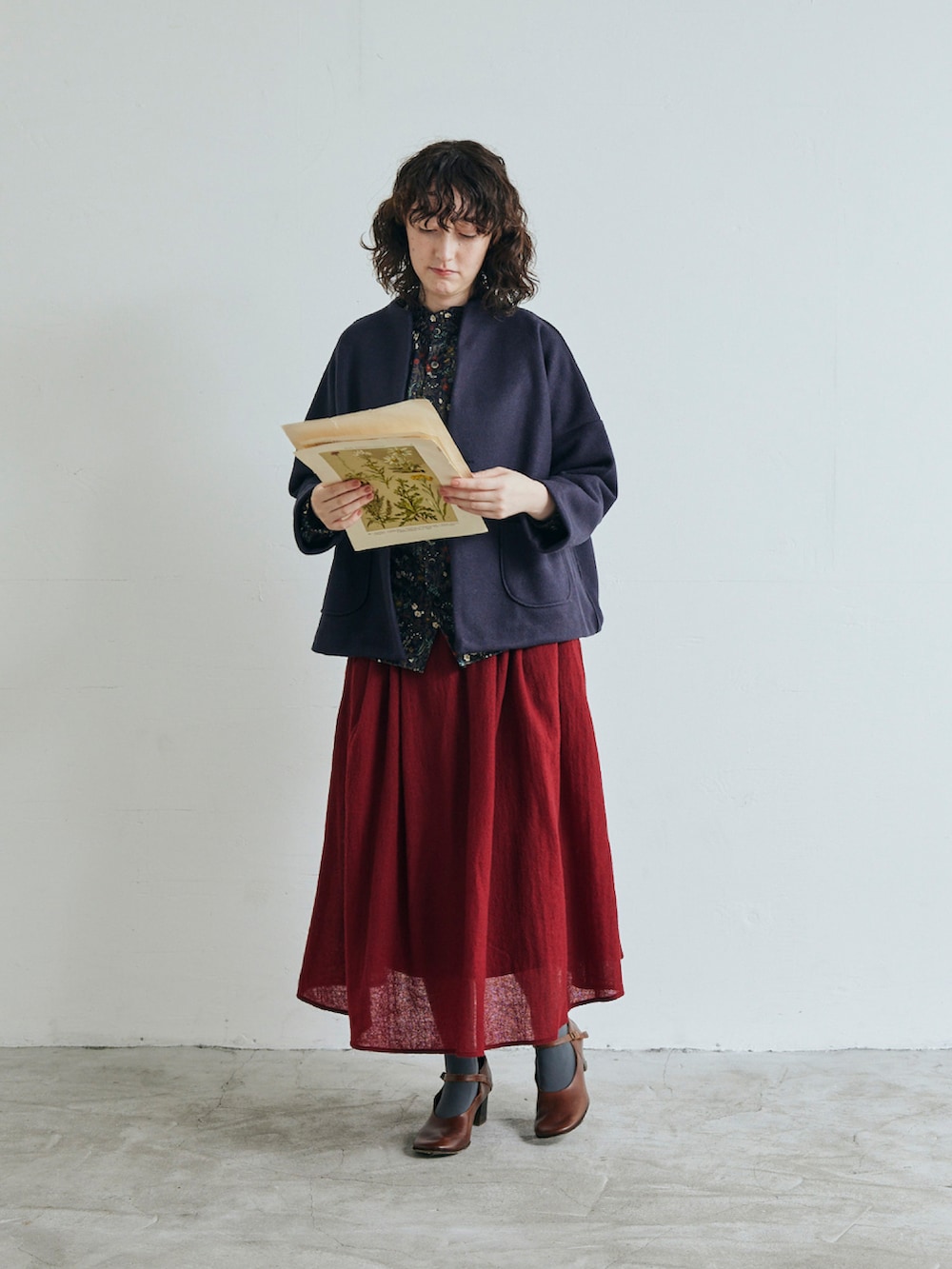 ブラック系のシャツ/ブラウス、レッド系のスカートを着用したレディースの秋コーディネートの3枚目の写真