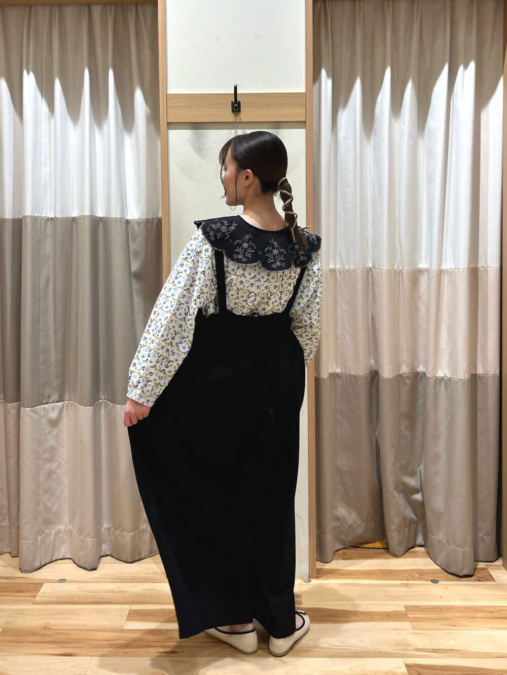 「春、初夏コーデ、春夏コーデ、カジュアルコーデ、サロペット、刺繍、Samansa Mos2、SM2keittioイオンモール堺鉄砲町」｜「Samansa Mos2のアイテム（シャツ/ブラウス、ホワイト系）」を使った、87さん（骨格ウェーブ・レディース・155cm）の春コーディネートの3枚目の写真