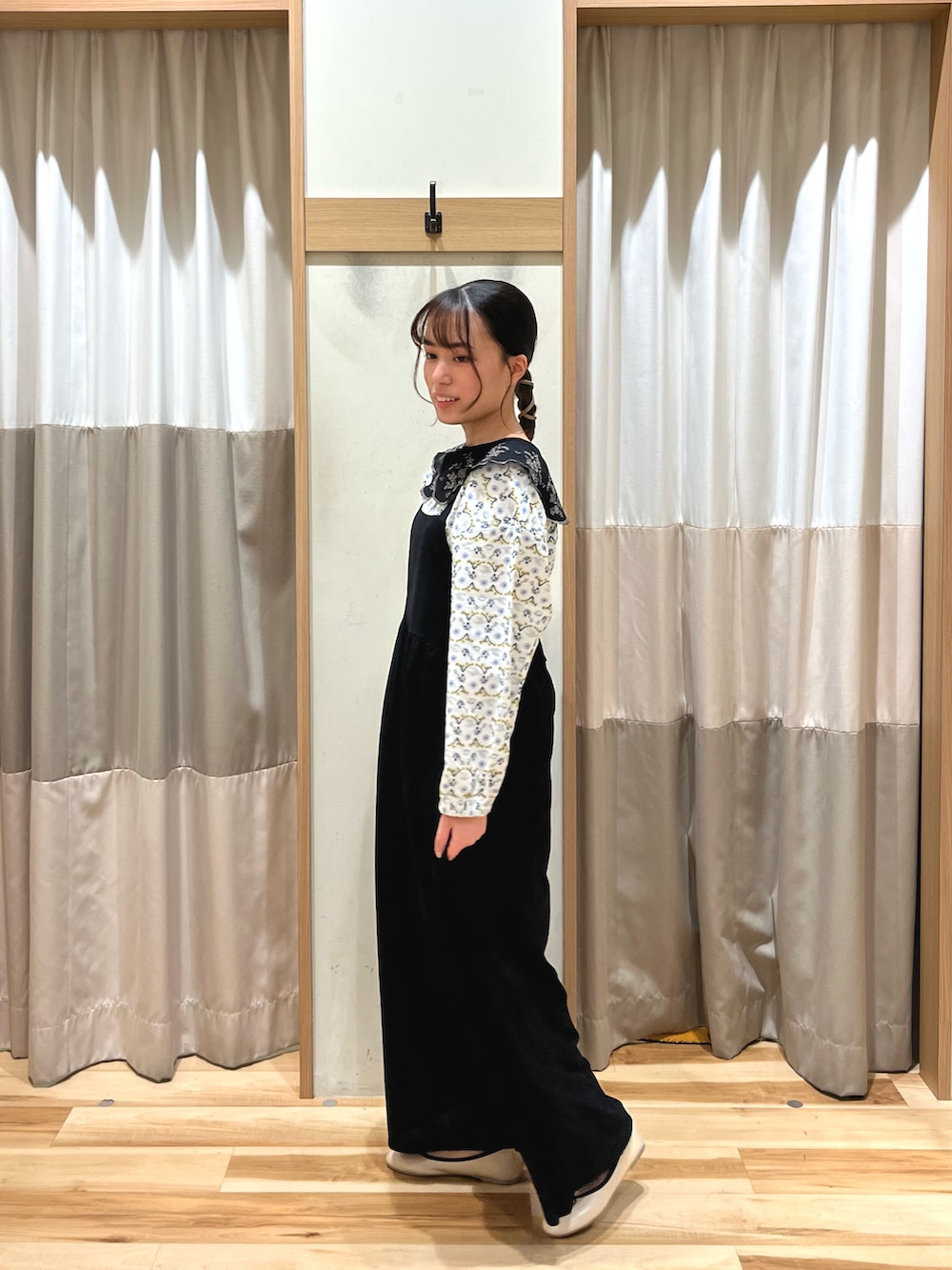 「春、初夏コーデ、春夏コーデ、カジュアルコーデ、サロペット、刺繍、Samansa Mos2、SM2keittioイオンモール堺鉄砲町」｜「Samansa Mos2のアイテム（シャツ/ブラウス、ホワイト系）」を使った、87さん（骨格ウェーブ・レディース・155cm）の春コーディネートの2枚目の写真