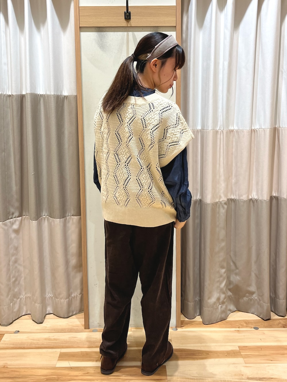 「秋のコーデ、パンツスタイル、楽チンコーデ、カジュアル、秋コーデ、前後2way、ブラウス、ニットベスト、カチューシャ、コーデュロイ、コーデュロイパンツ、Samansa Mos2、SM2keittioイオンモール堺鉄砲町」｜「Samansa Mos2のアイテム（カチューシャ、ベージュ系）」を使った、87さん（骨格ウェーブ・レディース・155cm）の秋コーディネートの3枚目の写真