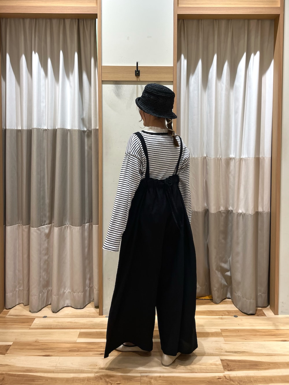 「春、カジュアルコーデ、着回しコーデ、楽チンコーデ、モノトーン、モノトーンコーデ、Samansa Mos2、SM2keittioイオンモール堺鉄砲町」｜「Samansa Mos2のアイテム（帽子、ブラック系）」を使った、87さん（骨格ウェーブ・レディース・155cm）の春コーディネートの3枚目の写真