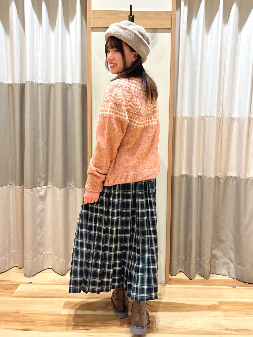 「オトナカジュアル、ゆるコーデ、スカートコーデ、冬コーデ、スカート、ニットカーディガン、ブーツ」｜「Samansa Mos2のフェイクファーロールワッチ（ハット、ブラウン系）」を使った、87さん（骨格ウェーブ・レディース・155cm）の冬コーディネートの3枚目の写真