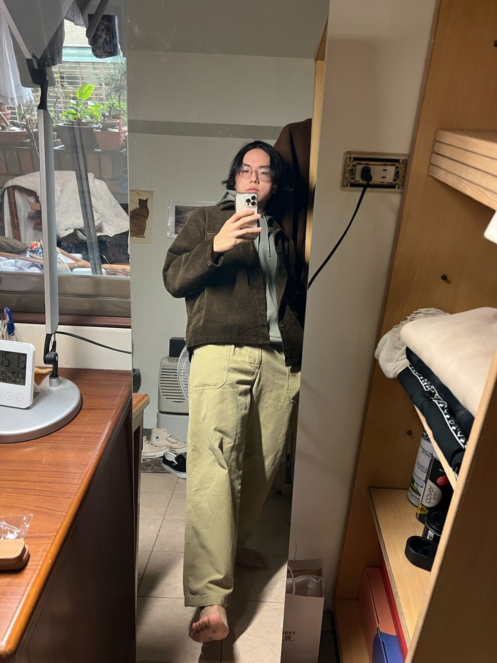 ブラウン系のジャケット/アウターを着用したメンズの冬コーディネートの3枚目の写真