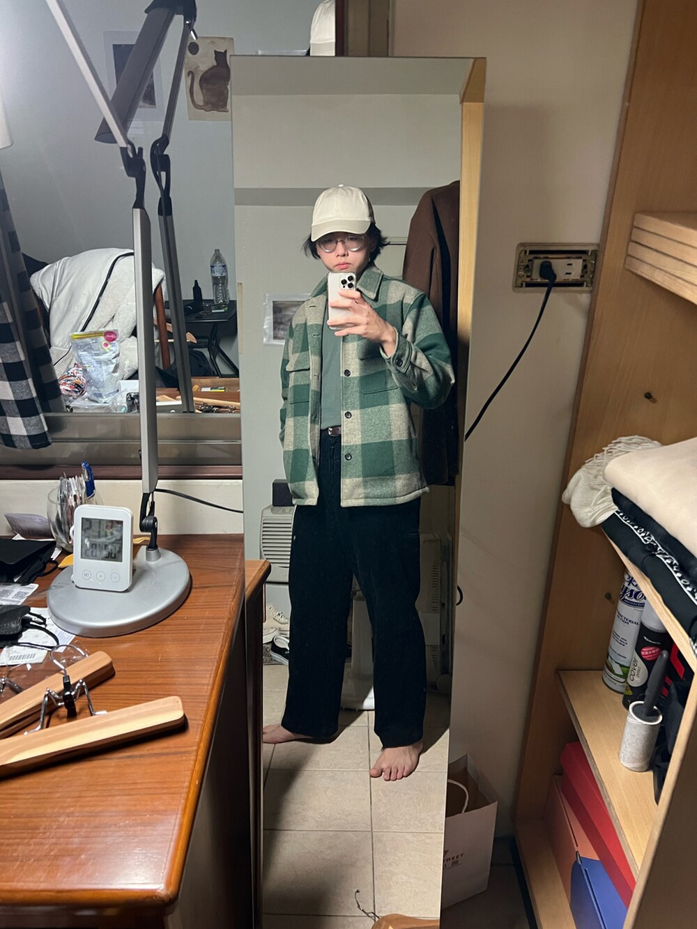 グリーン系のジャケット/アウターを着用したメンズの冬コーディネートの2枚目の写真