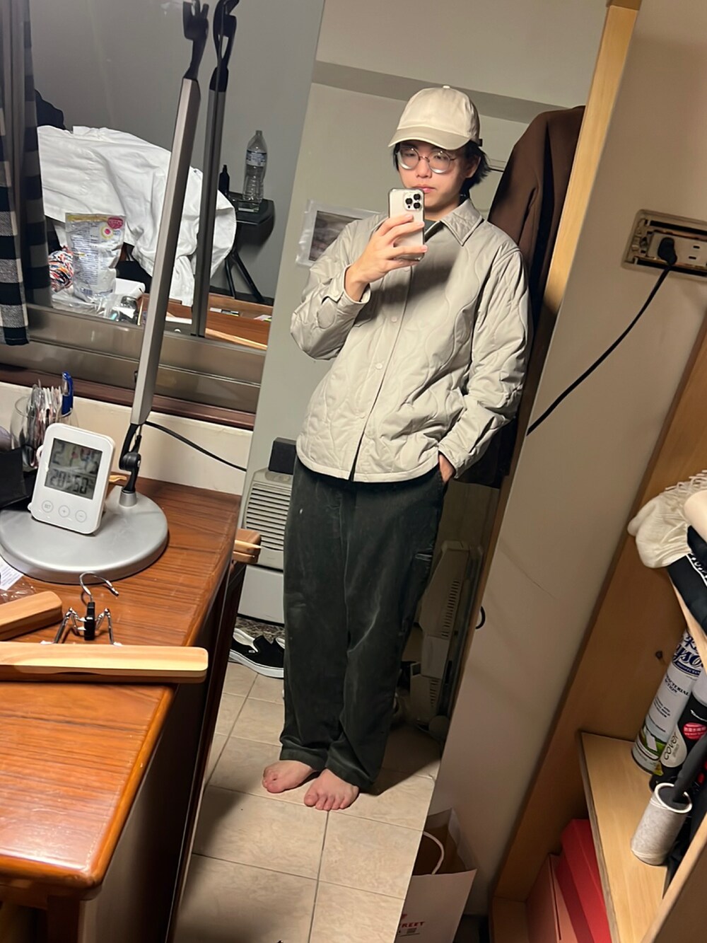 ブラック系のパンツを着用したメンズの冬コーディネートの2枚目の写真