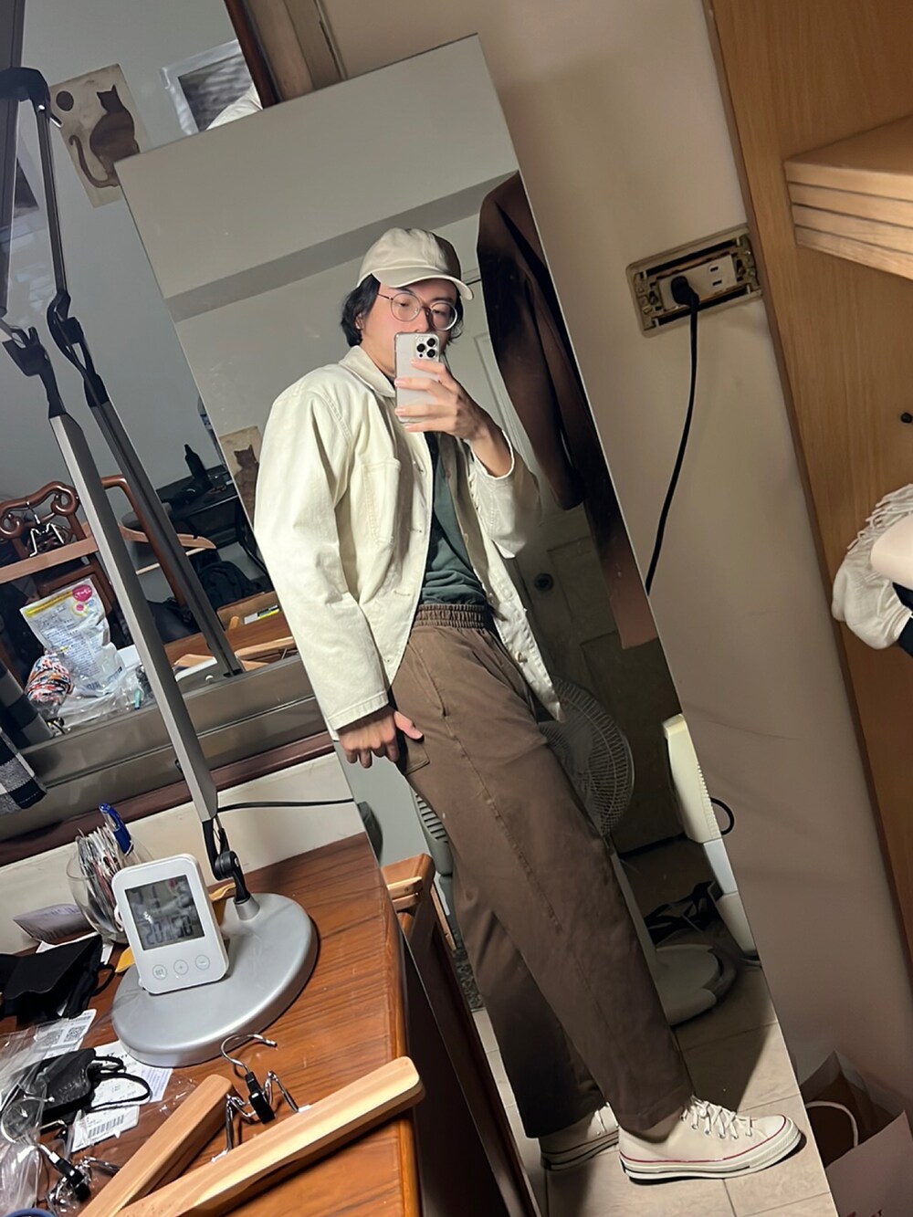 ベージュ系のジャケット/アウターを着用したメンズの冬コーディネートの4枚目の写真