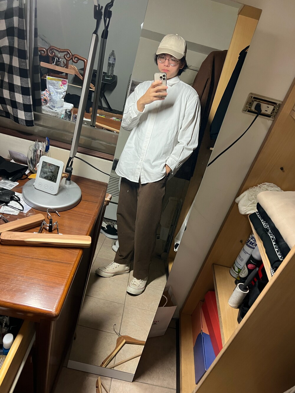 ブラウン系のチノパンツを着用したメンズの冬コーディネートの2枚目の写真