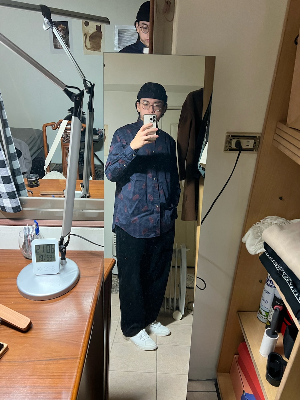 ブルー系のシャツ/ブラウス、ベージュ系のデニムジャケット、ブラック系のバッグを着用したメンズの春コーディネートの2枚目の写真