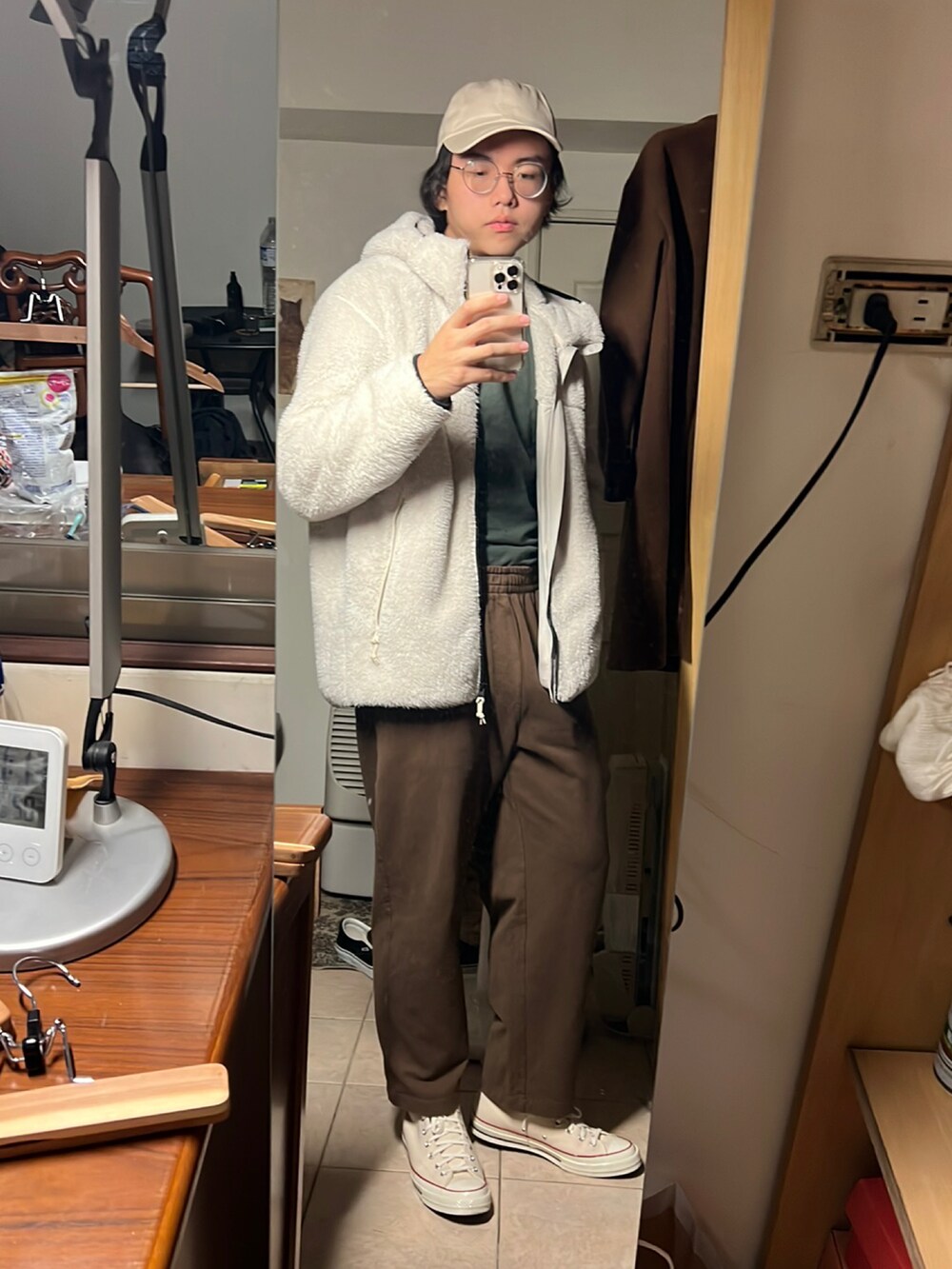 ベージュ系のジャケット/アウターを着用したメンズの冬コーディネートの2枚目の写真