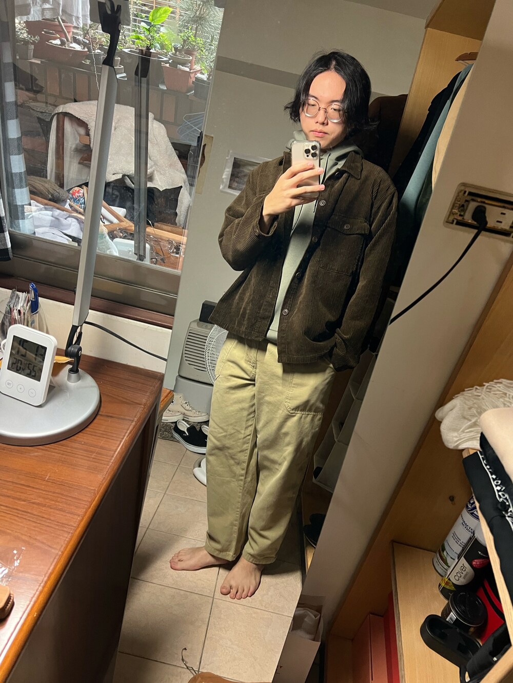 ブラウン系のジャケット/アウターを着用したメンズの冬コーディネートの2枚目の写真