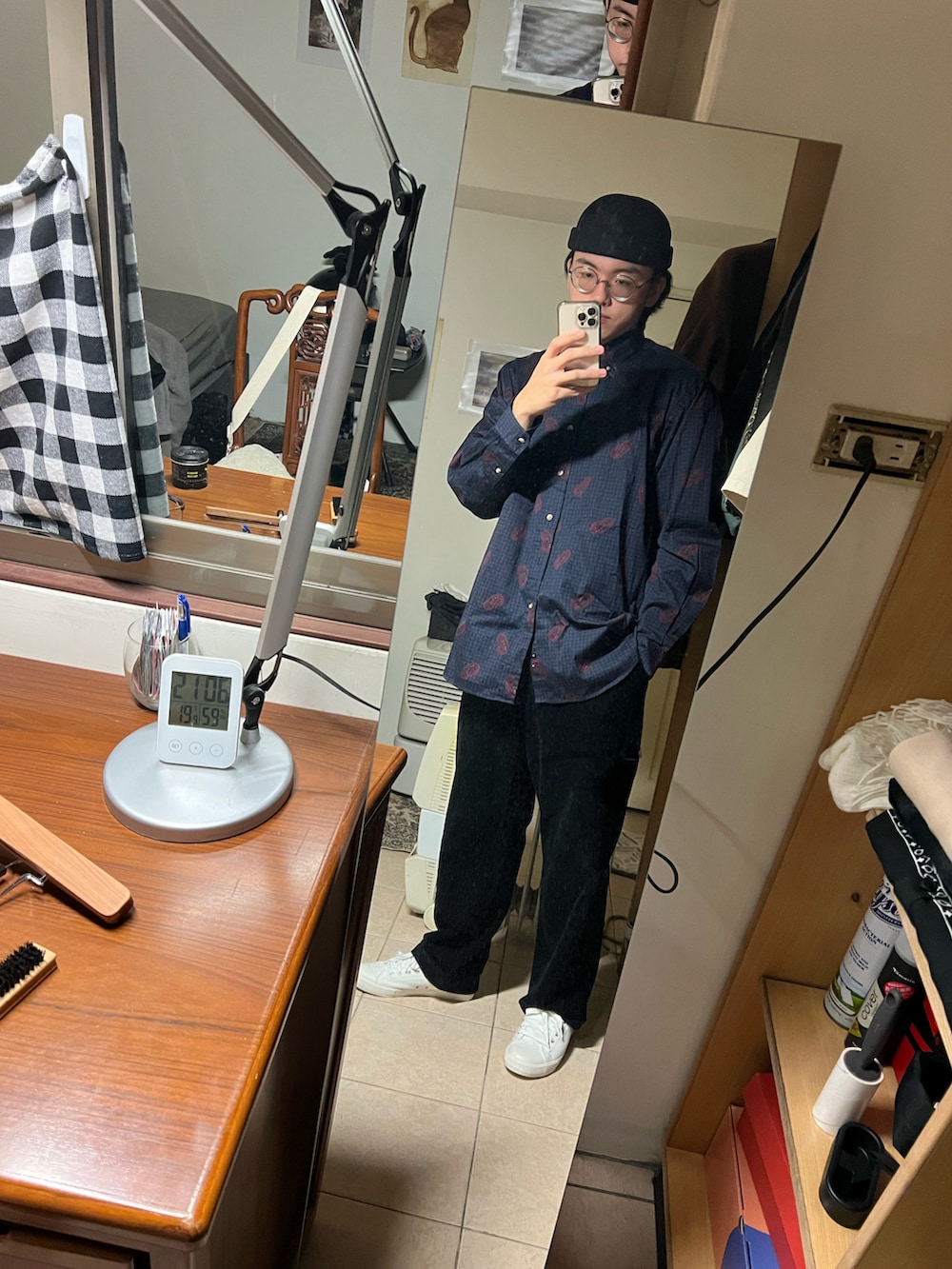 ブルー系のシャツ/ブラウス、ベージュ系のデニムジャケット、ブラック系のバッグを着用したメンズの春コーディネートの3枚目の写真