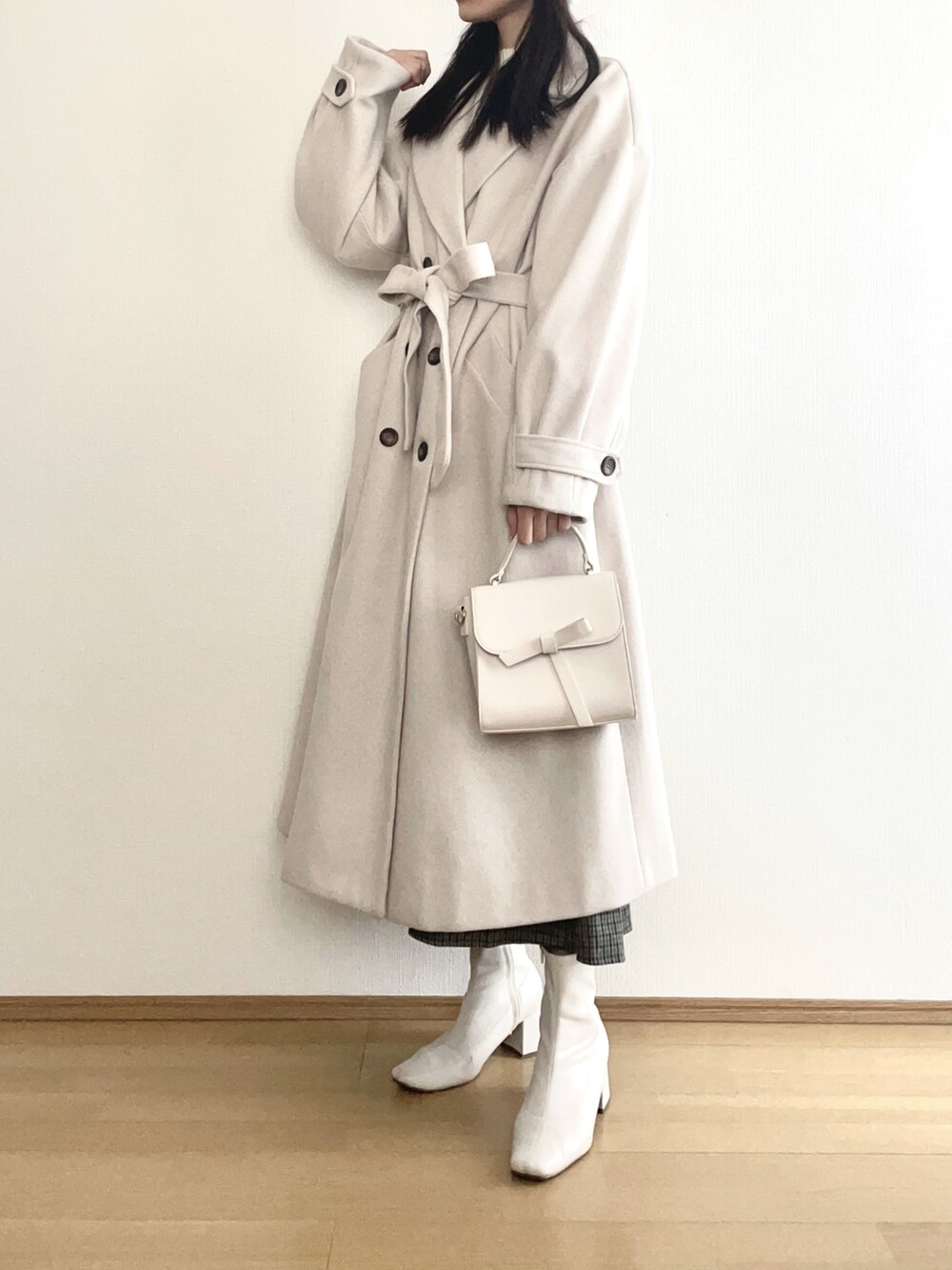 その他のスカート、ホワイト系のニット/セーター、ホワイト系のトレンチコートを着用したレディースの冬コーディネートの2枚目の写真