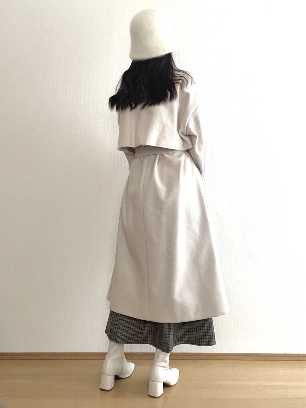 その他のスカート、ホワイト系のニット/セーター、ホワイト系のトレンチコートを着用したレディースの冬コーディネートの3枚目の写真