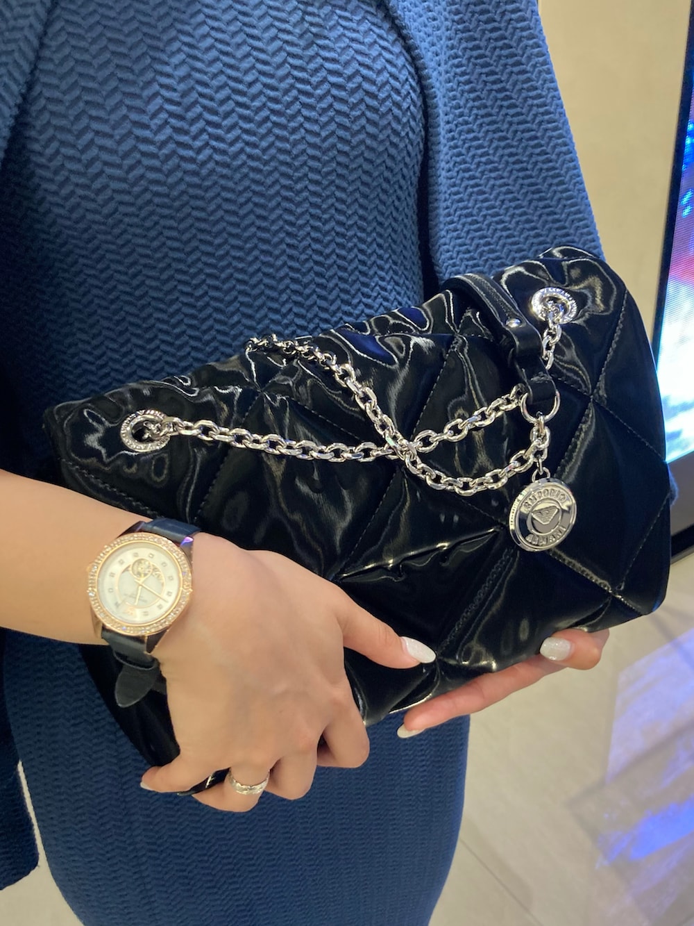 ブルー系のワンピース/ドレス、ブルー系のジャケット/アウター、ブラック系のシューズを着用したレディースの夏コーディネートの4枚目の写真