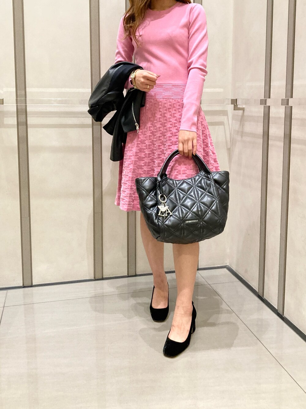 ブラック系のライダースジャケット、ピンク系のワンピース/ドレス、ブラック系のシューズを着用したレディースの秋コーディネートの4枚目の写真