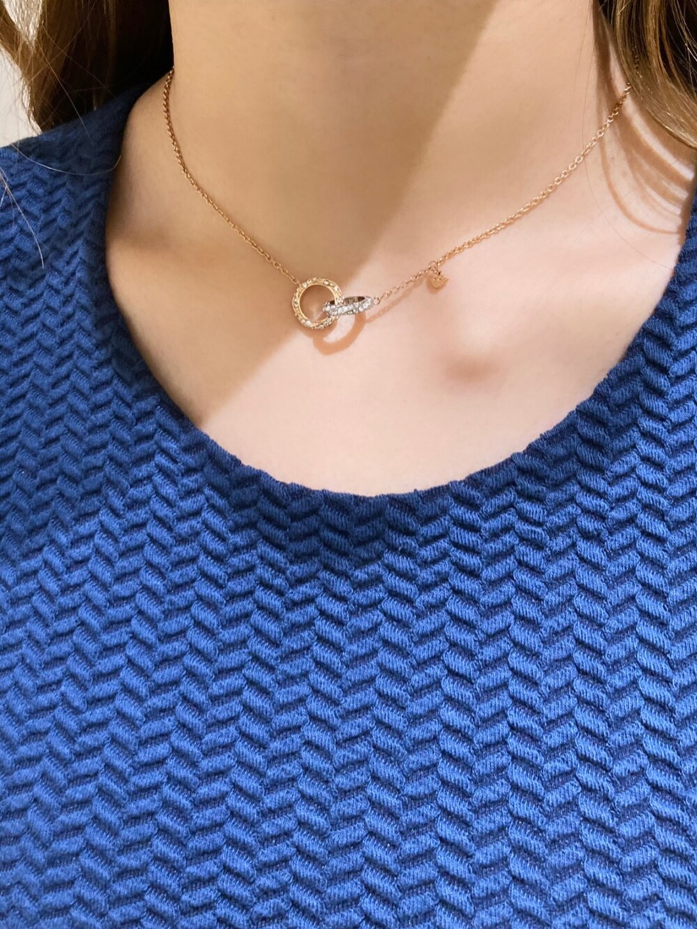 ブルー系のワンピース/ドレス、ブルー系のジャケット/アウター、ブラック系のシューズを着用したレディースの夏コーディネートの5枚目の写真