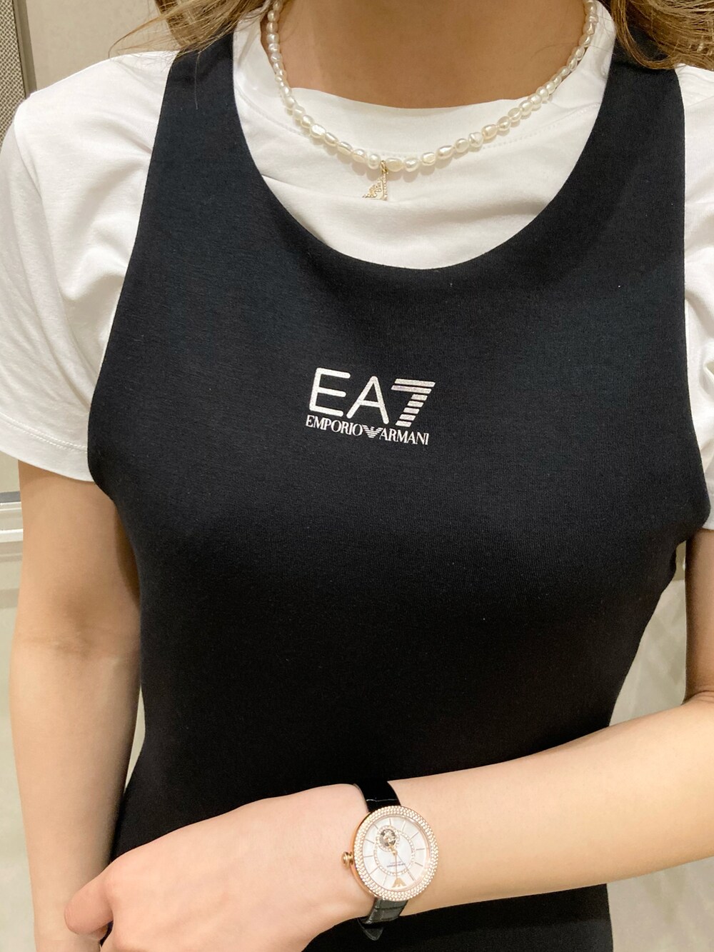 ホワイト系のTシャツ/カットソー、イエロー系のハンドバッグ、ブラック系のサンダルを着用したレディースの春コーディネートの3枚目の写真
