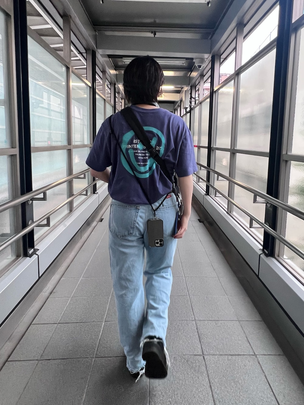 「デニム、デニムパンツ、メンズライク、ボーイッシュ、Tシャツ、Wrangler、Dr.Martens、ショルダーバッグ、ヘッドホン、メンズライク女子、おしゃれさんと繋がりたい、メンズライクコーデ」｜「Wranglerのアイテム（デニムパンツ、ブルー系）」を使った、amiさん（レディース・157cm）の夏コーディネートの2枚目の写真