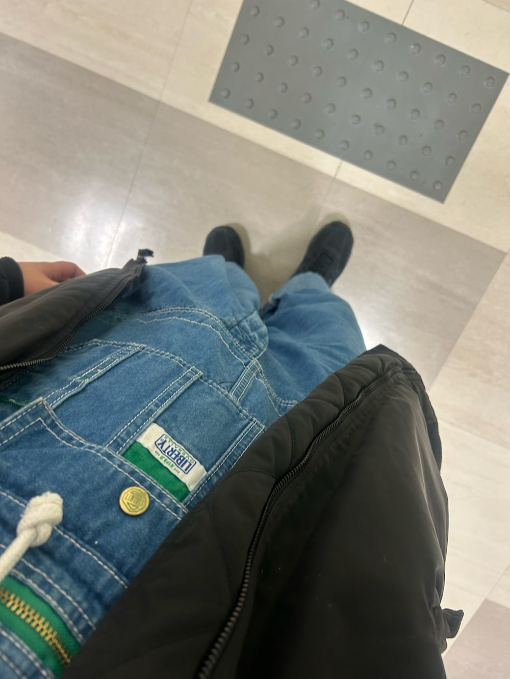 ブルー系のサロペット/オーバーオールを着用したメンズの春コーディネートの3枚目の写真