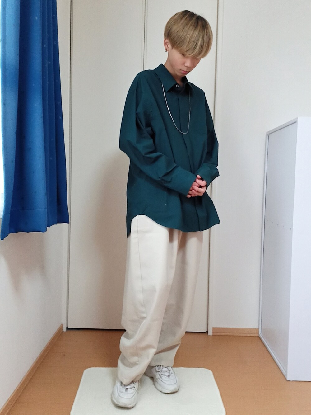 ホワイト系のスニーカー、ホワイト系のその他パンツ、グリーン系のシャツ/ブラウスを着用したメンズの春コーディネートの2枚目の写真