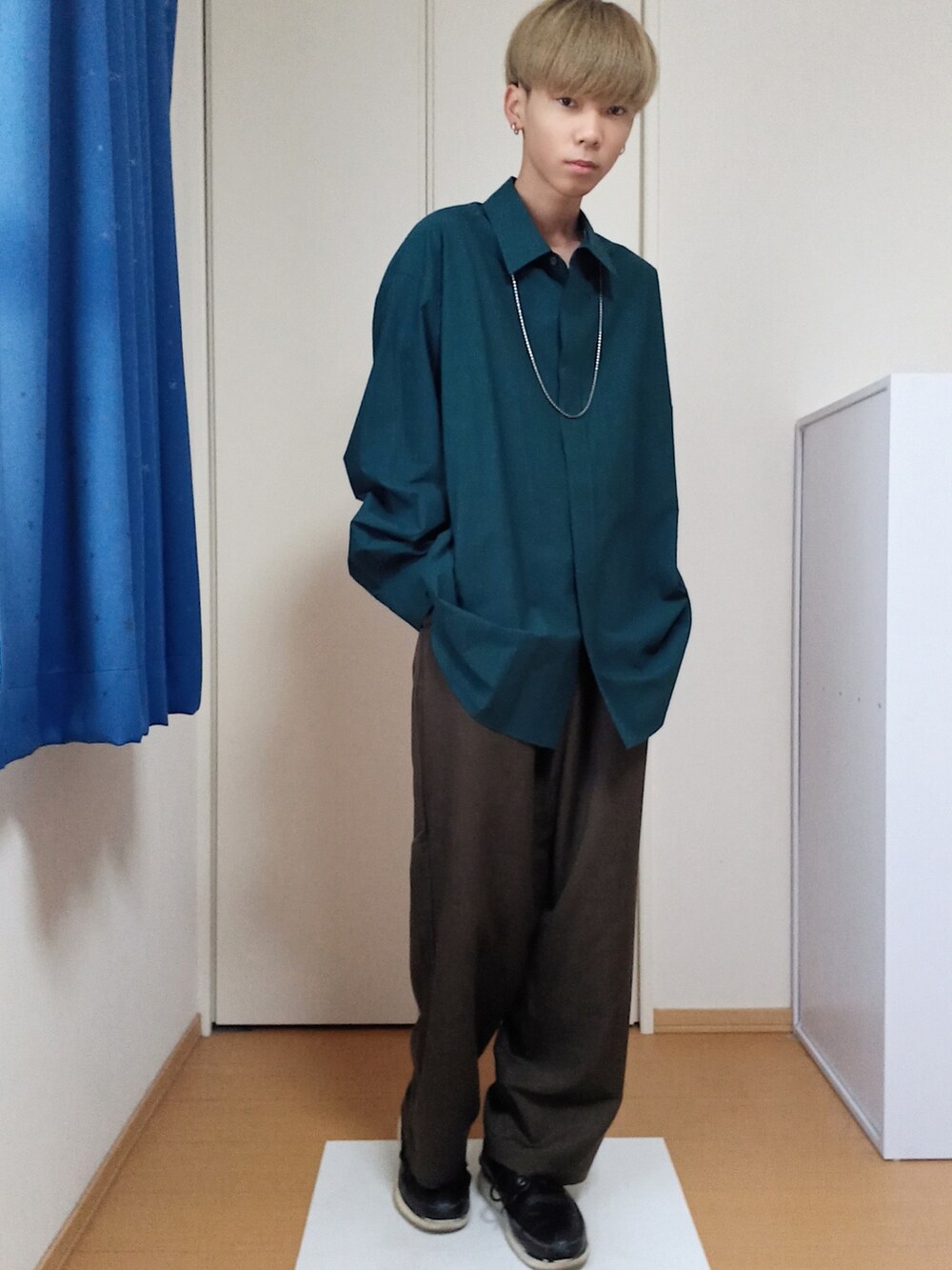 ブラウン系のその他パンツ、グリーン系のシャツ/ブラウス、ホワイト系のTシャツ/カットソーを着用したメンズの冬コーディネートの2枚目の写真