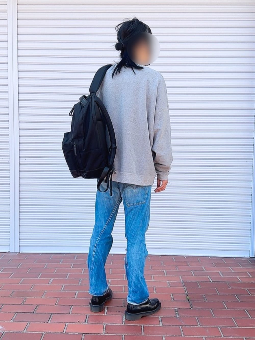 「リーバイス、リーバイスレッド、ベーシック/シンプル、スウェット、ウイングチップ、ドレスシューズ、50代ファッション、50代コーデ、50代カジュアル、メンズコーデ、リュック、リュックスタイル、デニム、デニムパンツ、デニムコーデ」｜「WHITEAGEのアイテム（バックパック/リュック、ブラック系）」を使った、PiPiCOLO_MGRさん（メンズ・178cm）の春コーディネートの2枚目の写真
