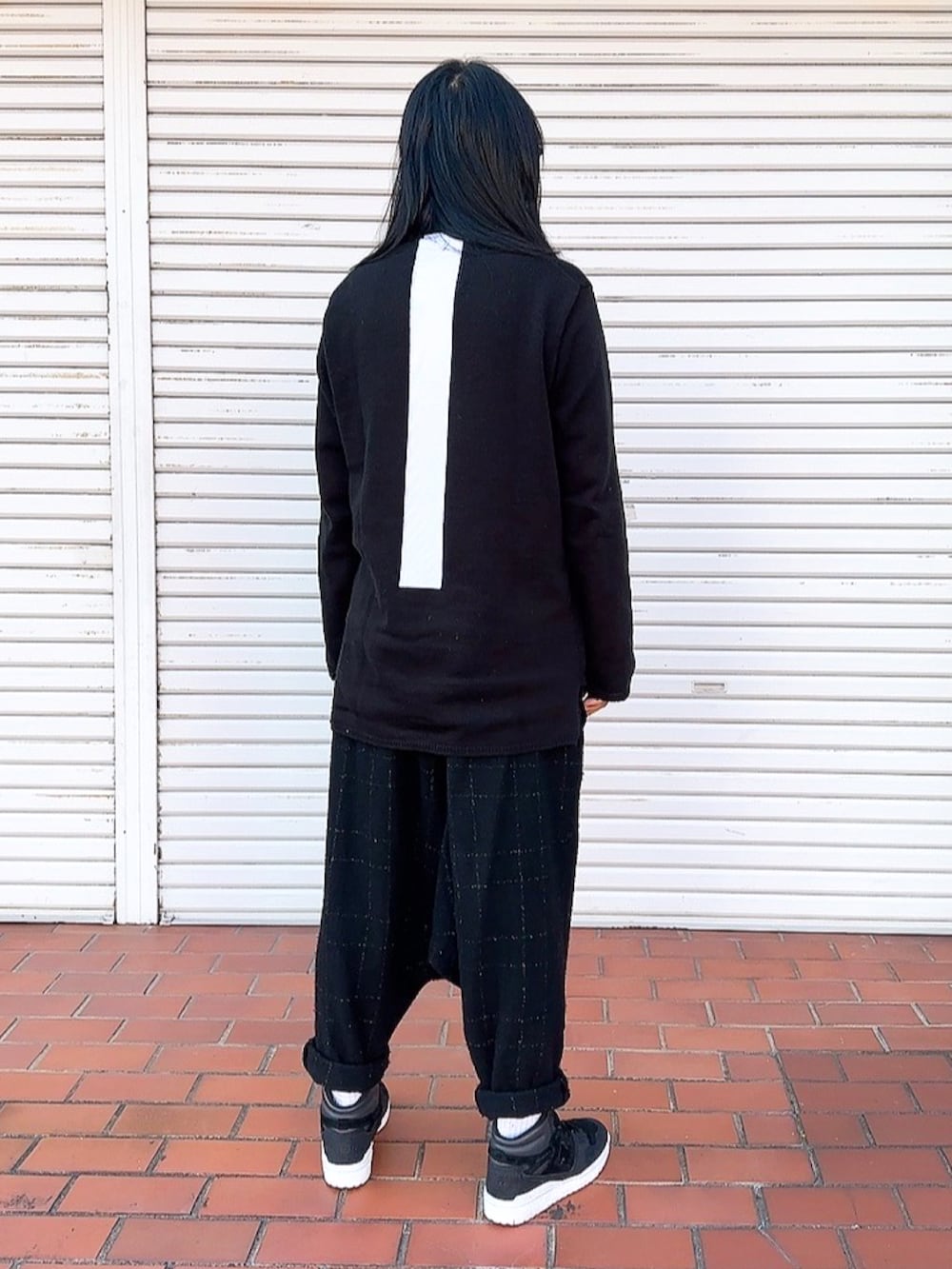 「ブラックコーデ、コムデギャルソン、サルエルパンツ、サルエル、モード系、モード、モノトーン、モノトーンコーデ、ジュンヤワタナベ、ニューバランス、タータンチェック、50代ファッション、50代カジュアル、50代コーデ、長髪男子」｜「BLACK COMME des GARCONSのアイテム（ニット/セーター、ブラック系）」を使った、PiPiCOLO_MGRさん（メンズ・178cm）の冬コーディネートの2枚目の写真