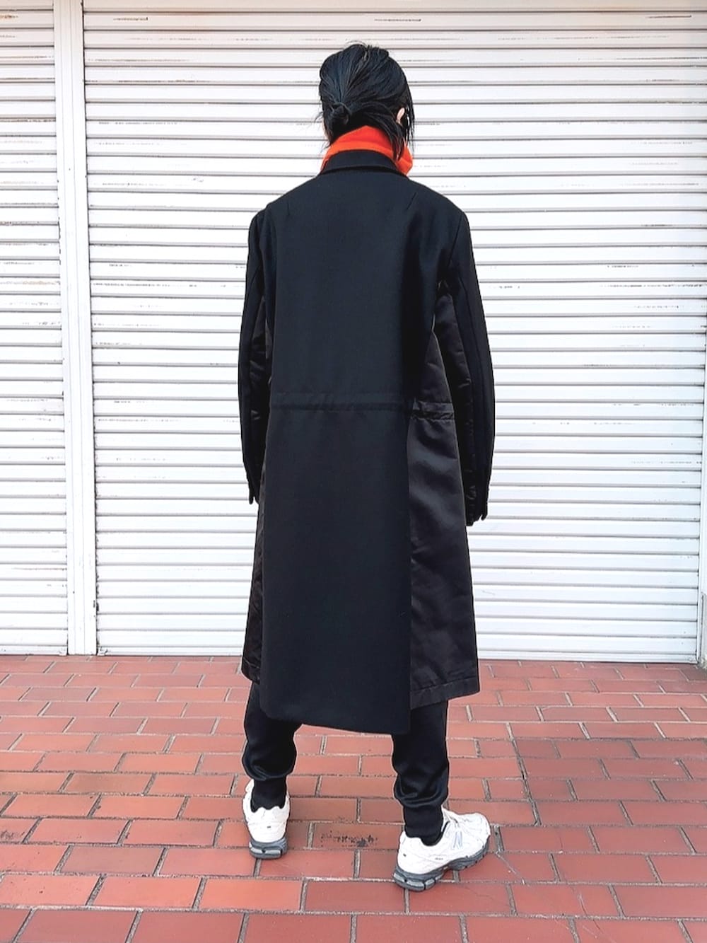 「sacai、チェスターコート、コート、コートスタイル、50代ファッション、50代カジュアル、50代コーデ、モノトーンコーデ、モノトーン、ブラック、ブラックコーデ、ビッグシルエット、シンプルスタイル、大人カジュアル、お出かけコーデ」｜「Sacaiのアイテム（チェスターコート、ブラック系）」を使った、PiPiCOLO_MGRさん（メンズ・178cm）の冬コーディネートの2枚目の写真