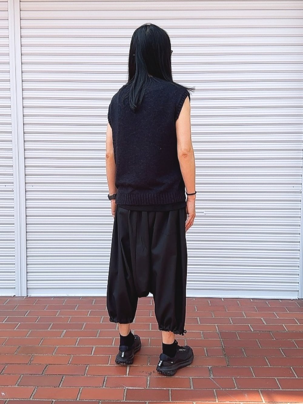 「GROUND Y、COMME des GARCONS HOMME PLUS、COMME des GARCONS、コムデギャルソンオムプリュス、コムデギャルソン、モノトーンコーデ、モノトーン、ジェンダーレス、ジェンダーレス男子、50代ファッション、50代コーデ、50代カジュアル、モード系、ノースリーブ、ノースリーブニット」｜「COMME des GARCONS HOMME PLUSのアイテム（スニーカー、ブラック系）」を使った、PiPiCOLO_MGRさん（メンズ・178cm）の春コーディネートの2枚目の写真