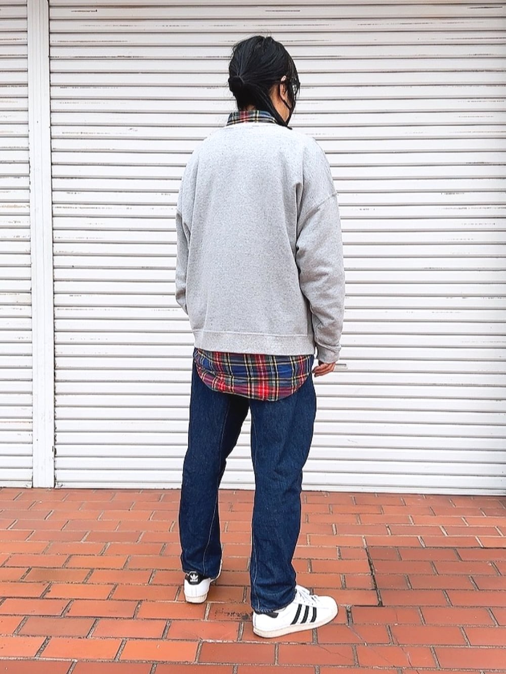 「アメカジ、古着MIX、古着、古着コーデ、古着好きな人と繋がりたい、タータンチェック、ラルフローレンシャツ、ラルフローレン、デニム、デニムパンツ、リーバイス、スウェット、50代ファッション、50代カジュアル、50代コーデ」｜「Levi'sのアイテム（デニムパンツ、ブルー系）」を使った、PiPiCOLO_MGRさん（メンズ・178cm）の冬コーディネートの2枚目の写真