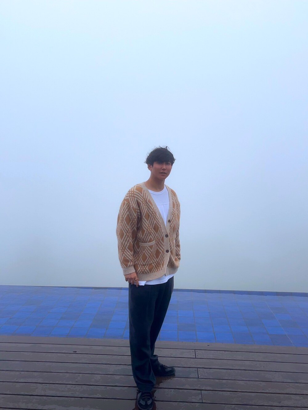 ホワイト系のシャツ/ブラウス、ベージュ系のカーディガン/ボレロ、ブラック系のパンツを着用したメンズの秋コーディネートの4枚目の写真