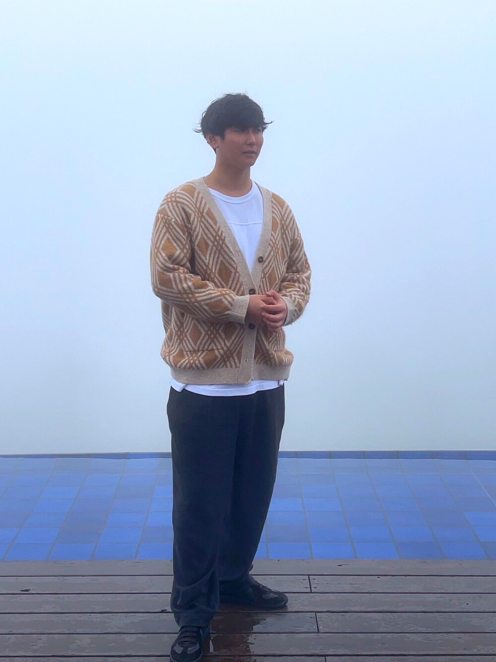 ホワイト系のシャツ/ブラウス、ベージュ系のカーディガン/ボレロ、ブラック系のパンツを着用したメンズの秋コーディネートの2枚目の写真