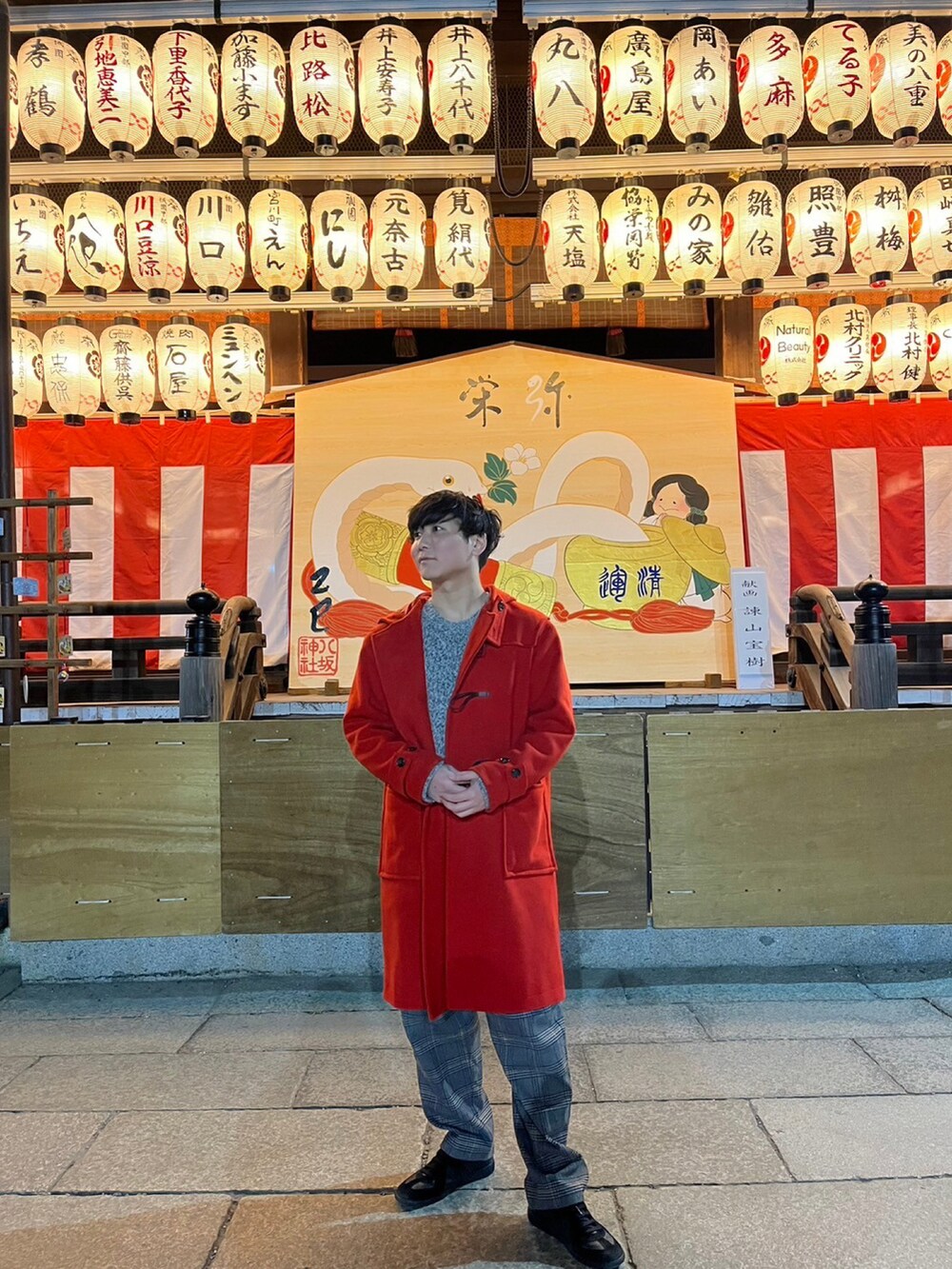 グレー系のニット/セーター、レッド系のジャケット/アウター、その他のパンツを着用したメンズの春コーディネートの2枚目の写真