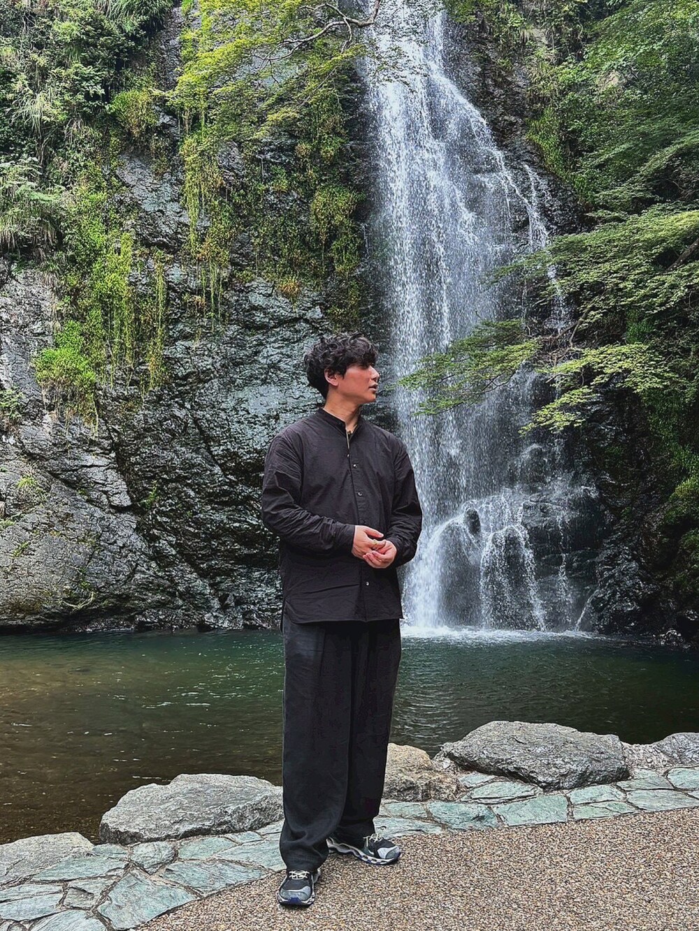 ブラック系のシャツ/ブラウス、ブラック系のパンツ、グリーン系のスニーカーを着用したメンズの秋コーディネートの2枚目の写真