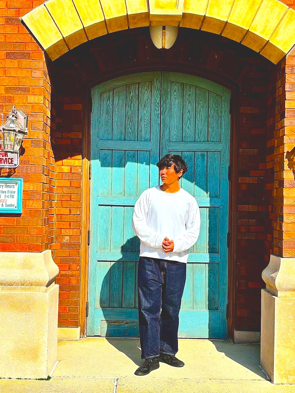 ホワイト系のシャツ/ブラウス、ブルー系のデニムパンツ、ブラック系のスニーカーを着用したメンズの夏コーディネートの3枚目の写真