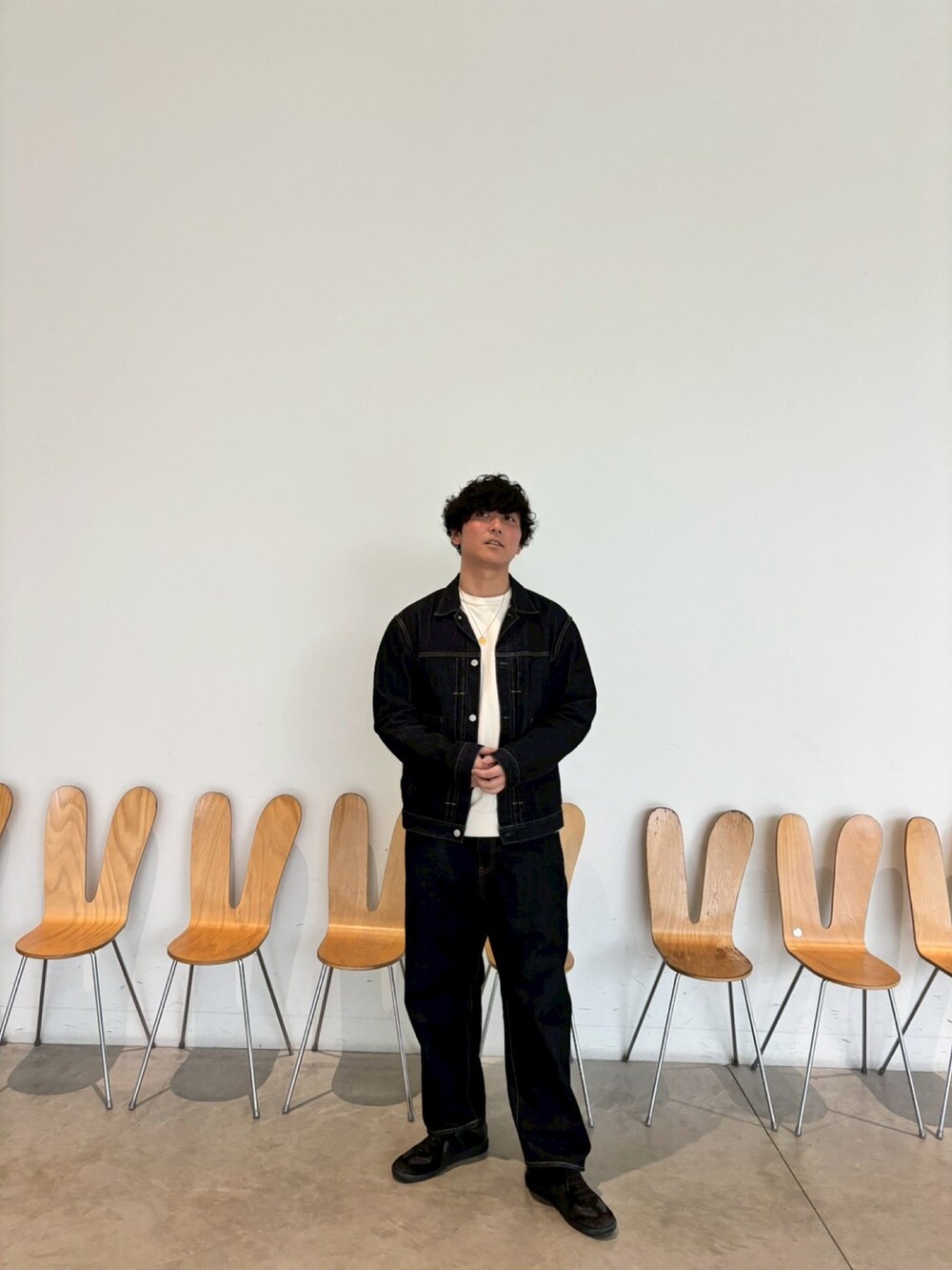 ブルー系のデニムジャケット、ブルー系のデニムパンツ、ブラック系のスニーカーを着用したメンズの夏コーディネートの4枚目の写真