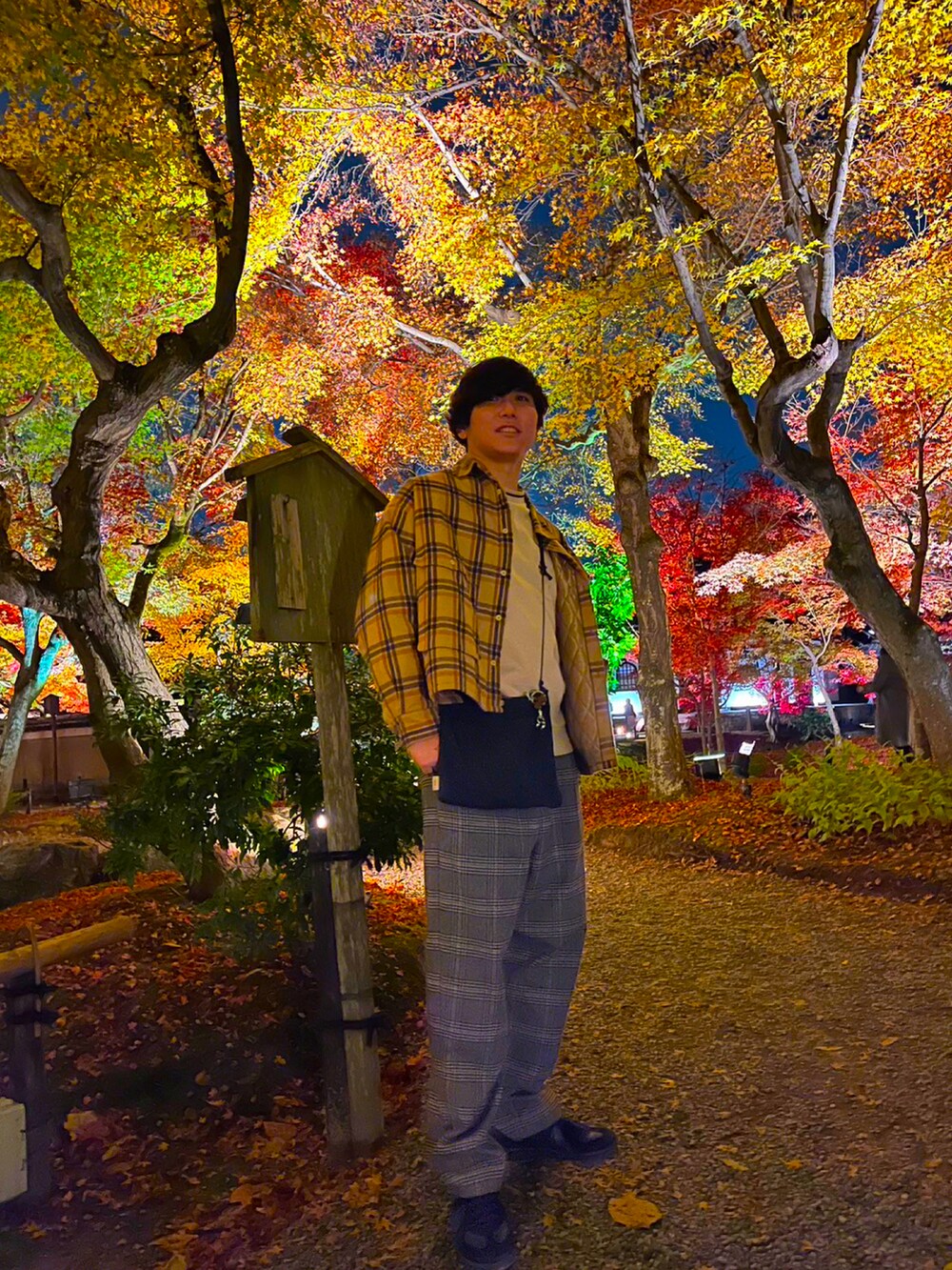 イエロー系のジャケット/アウター、ベージュ系のスウェット、その他のパンツを着用したメンズの冬コーディネートの3枚目の写真