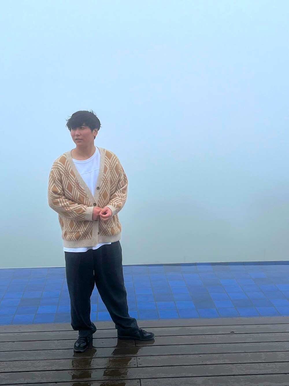 ホワイト系のシャツ/ブラウス、ベージュ系のカーディガン/ボレロ、ブラック系のパンツを着用したメンズの秋コーディネートの3枚目の写真