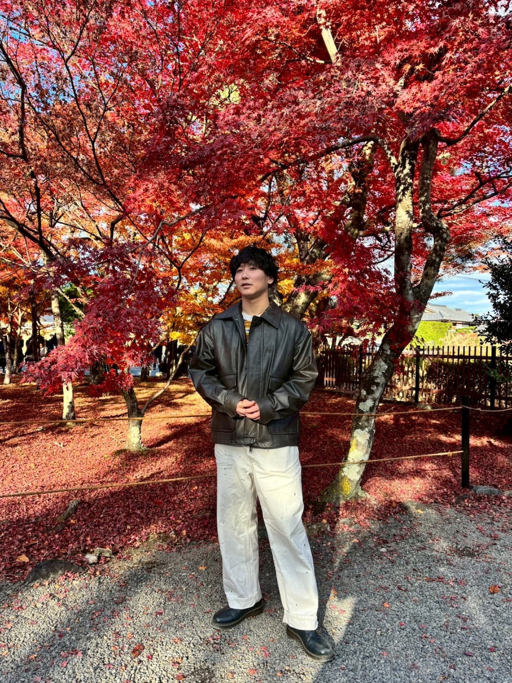 ブラック系のジャケット/アウター、ホワイト系のパンツ、ブラック系のドレスシューズを着用したメンズの冬コーディネートの3枚目の写真