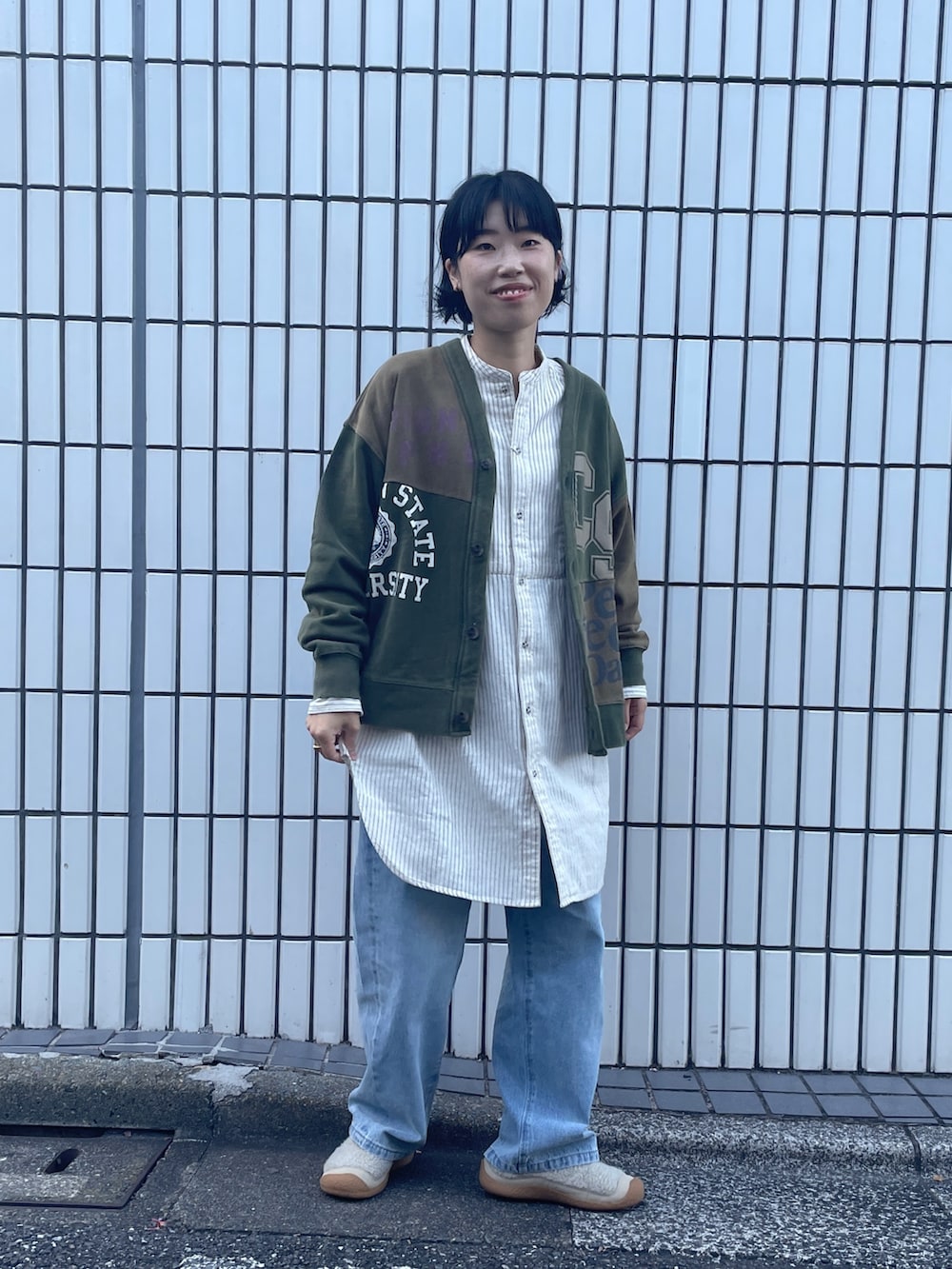 「cubesugar、デニムコーデ、バギーデニム、古着風コーデ、大人カジュアルコーデ、スウェットカーディガン」｜「CUBE SUGARのパウダー加工リメイク風切替スウェットカーディガン（カーディガン/ボレロ、グリーン系）」を使った、よしかわさん（レディース・160cm）の秋コーディネートの2枚目の写真