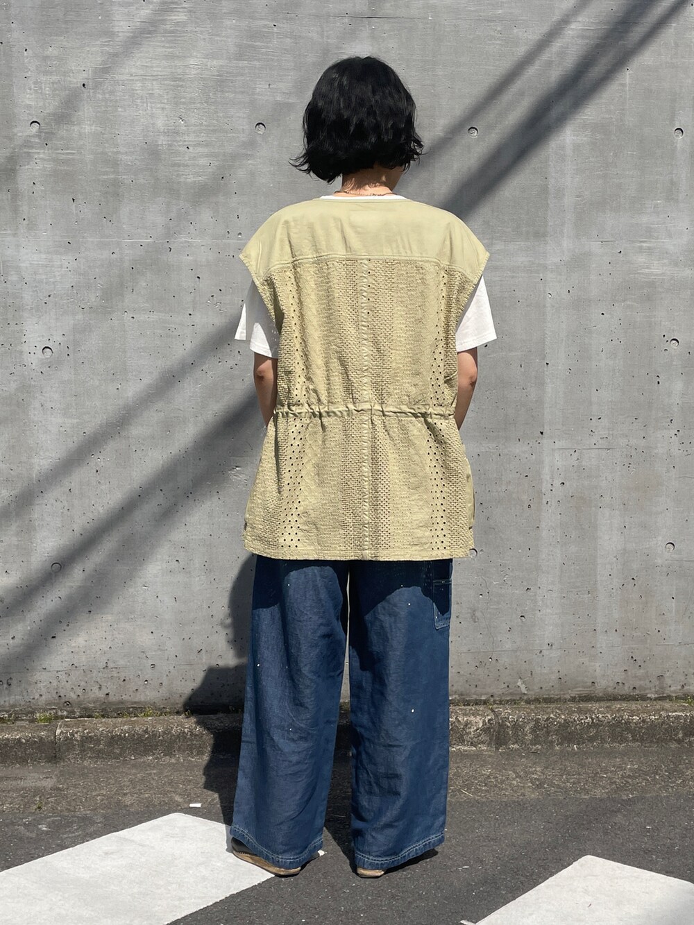 「TOBILA、大人カジュアル、デニムパンツ」｜「TOBILAの9オンス綿麻デニムサスペンダー付ワイドパンツ（デニムパンツ、ブルー系）」を使った、よしかわさん（レディース・160cm）の春コーディネートの2枚目の写真